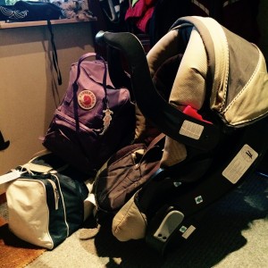 Babyskydd, BB-väska och lissnorpans övernattningsväska packade och redo i hallen. Men än är det inte dags att åka.