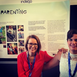 Erika och Nora framför SCI parentings poster på ISCoS